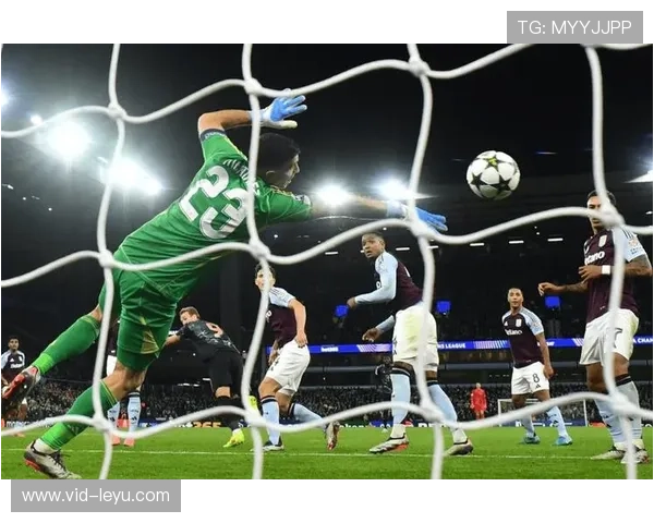 戴维斯十字韧带损伤，拜仁左路防线告急