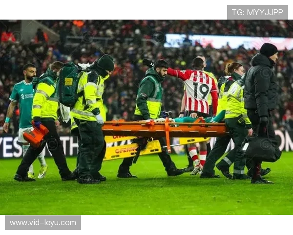 远藤航重伤被担架抬出:利物浦对阵桑德兰比赛中遭遇严重伤病,具体伤情待进一步检查 远藤航重伤被担架抬出:利物浦对阵桑德兰比赛中遭遇严重伤病,具体伤情待进一步检查