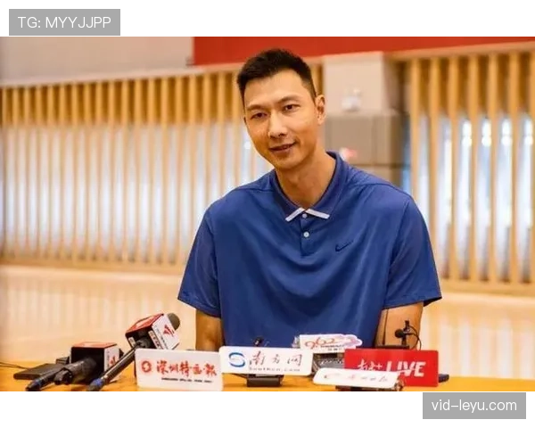 特写镜头：易建联场边观战广东队，与杜锋指导交流瞬间被捕捉